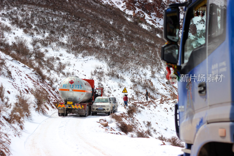 川藏线上雪地山路的各种车祸错车行驶