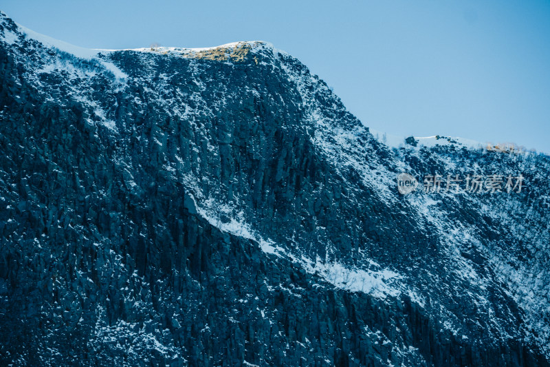 白雪皑皑的长白山在晴朗的天空下