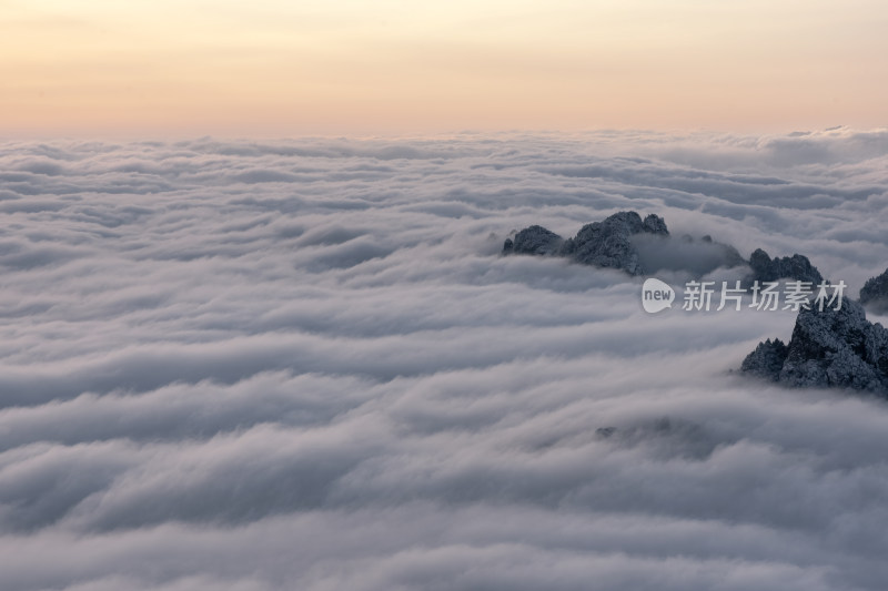 寒冷冬天大山雪后云海阳光航拍