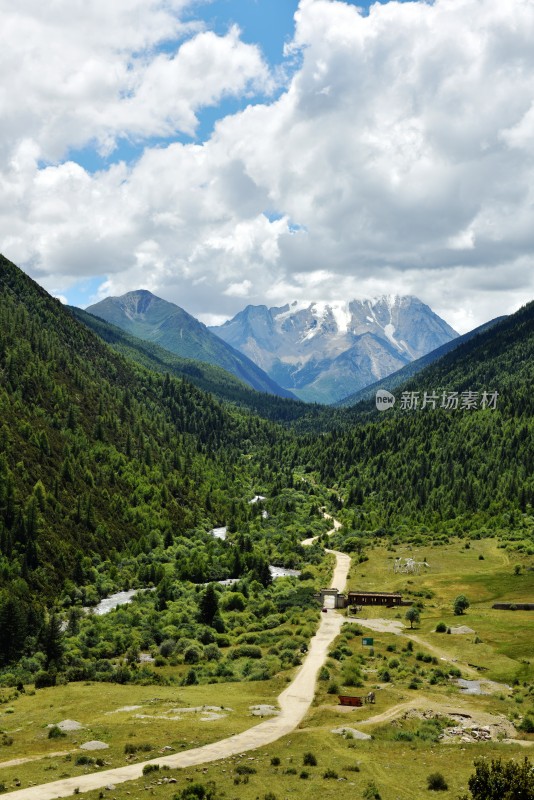 蓝天白云下的川西高原草原与雪山