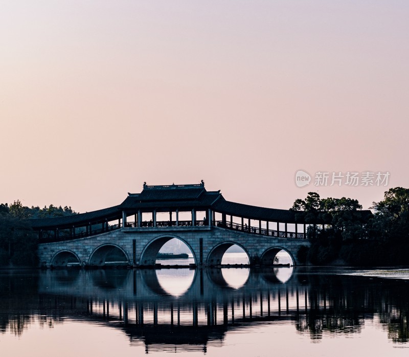 无锡长广溪石塘桥黄昏湖畔古桥与城市天际线