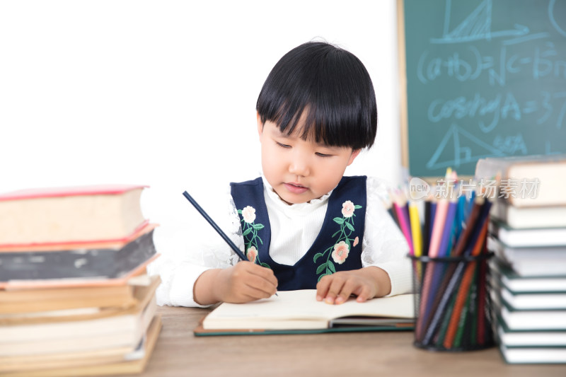 认真学习的小姑娘