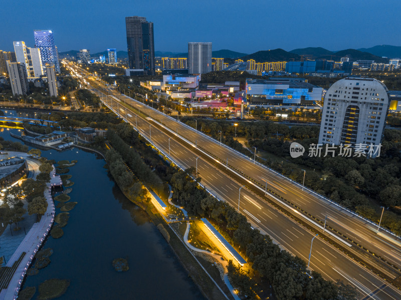 航拍蓝调时分的苏州高新区科技城与太湖大道