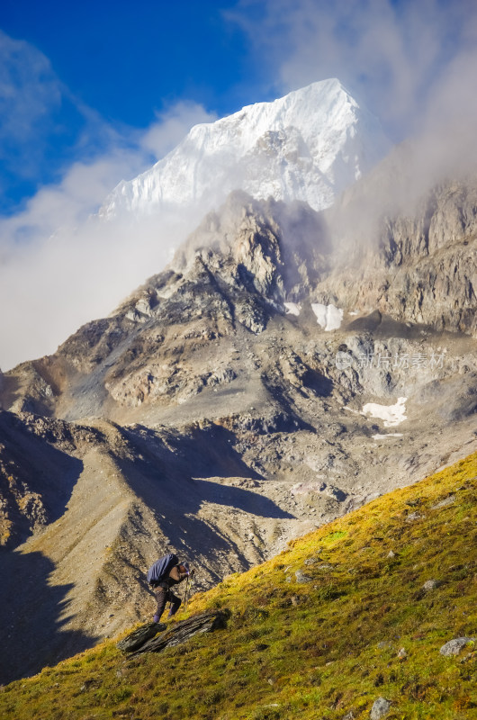 户外徒步爬山自由旅行