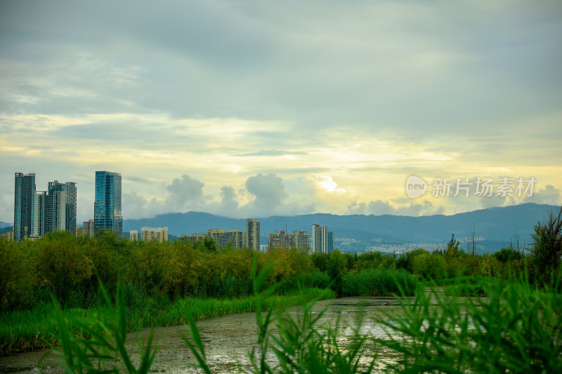 城市建筑群与自然景观