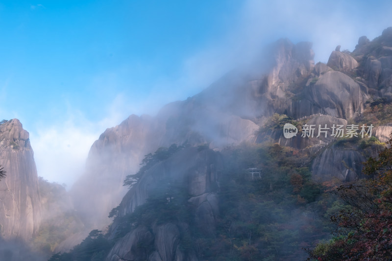 云雾下，安徽黄山风景区风光