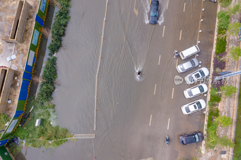 雨后积水的城市道路