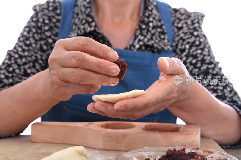 中国传统面点师在制作月饼