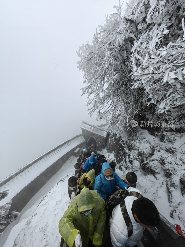 湖北武当山景区金顶冬季大雪登山游客