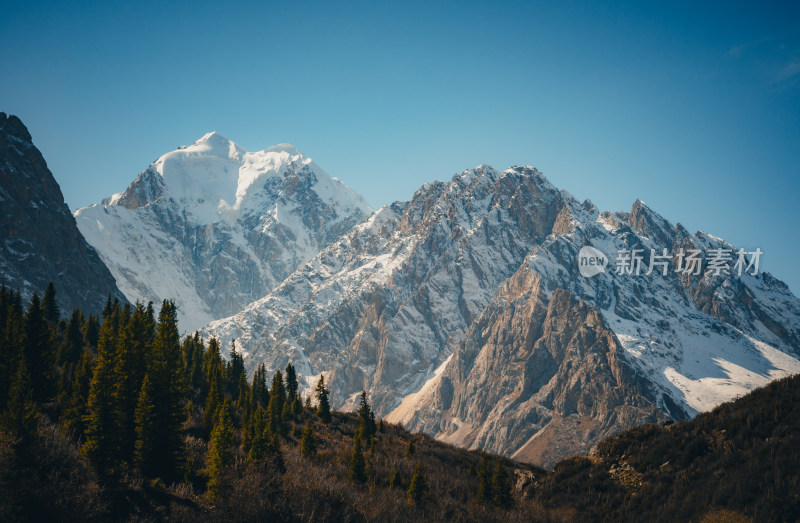 新疆天山山脉宏伟雪山风景