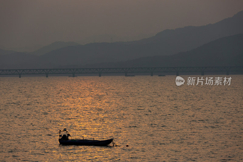 杭州钱塘江上日落小船风景