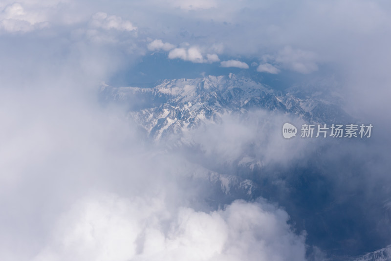 中国西藏高空飞机上航拍连绵雪山自然风光