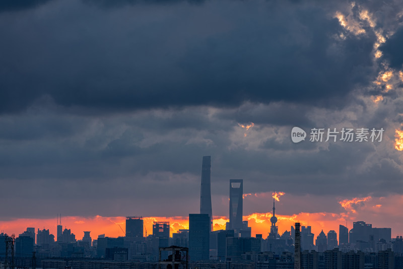 上海陆家嘴暴雨来临前乌云密布城市风光