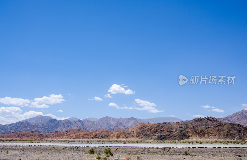 青海青藏高原无人区戈壁滩连绵山峰风光