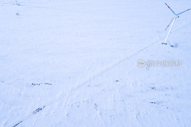 冬季雪地里的风力发电场