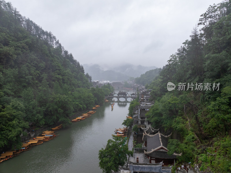 雨天烟雨朦胧的凤凰古城