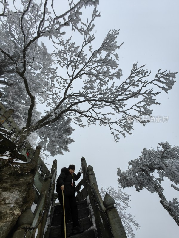 湖北武当山景区金顶冬季大雪登山游客