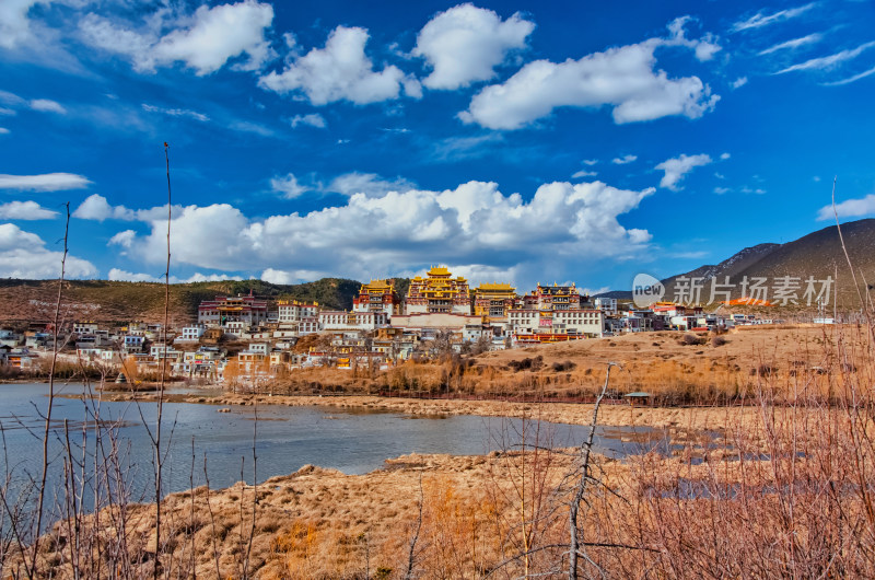 云南迪庆香格里拉松赞林寺景区湖泊草地秋景