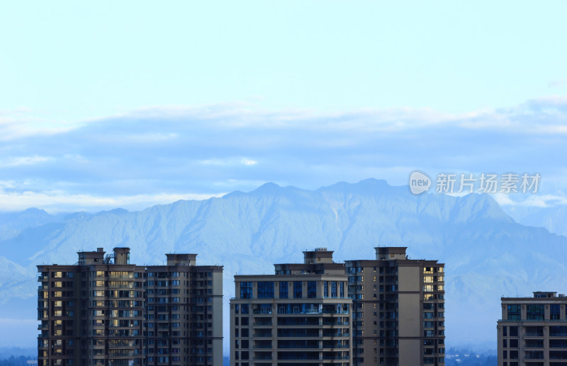 在成都遥望雪山实拍高清图片