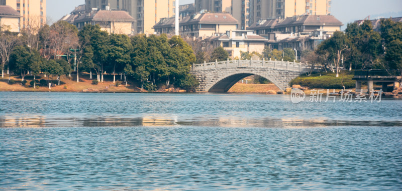 湖边石桥与城市建筑景观