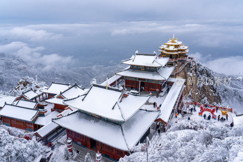 河南洛阳老君山景区金顶雪后游客