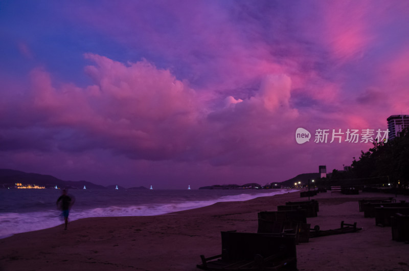 越南芽庄滨海沙滩与黄昏晚霞火烧云