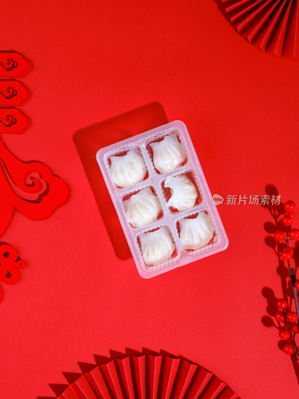 红色桌面上的一盘子广东早茶虾饺