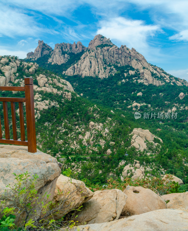 中国青岛崂山景区，山势雄伟