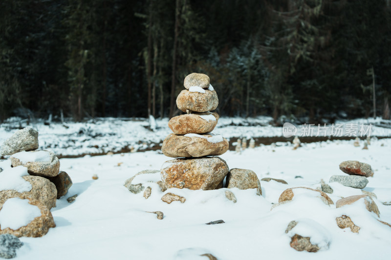 雪地中堆叠的石头