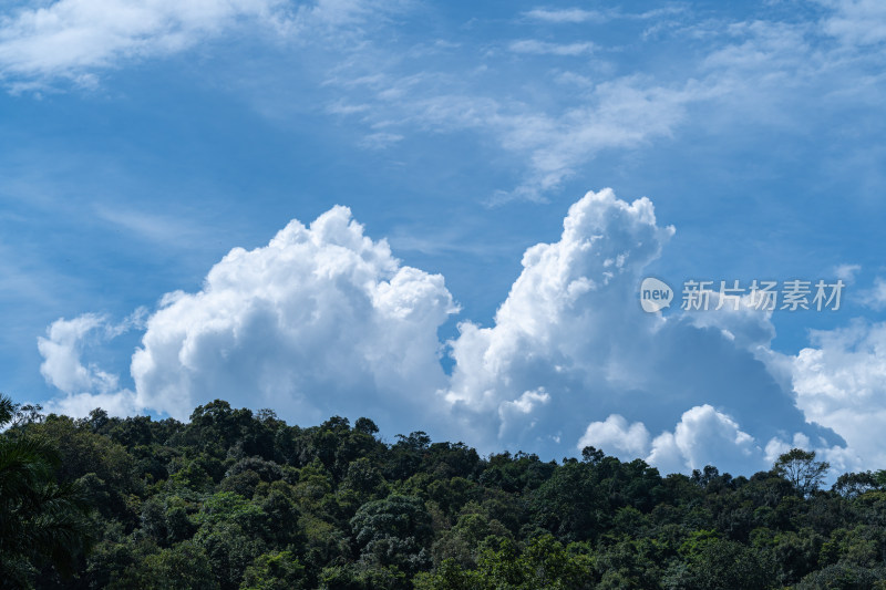 山顶的天空和风景