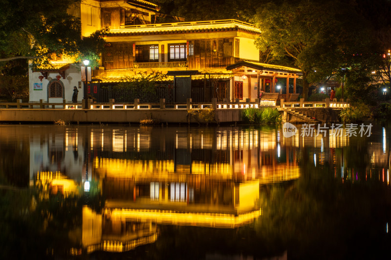 夜景中式建筑倒映在水中的唯美画面