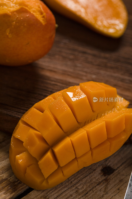 新鲜芒果切开水果