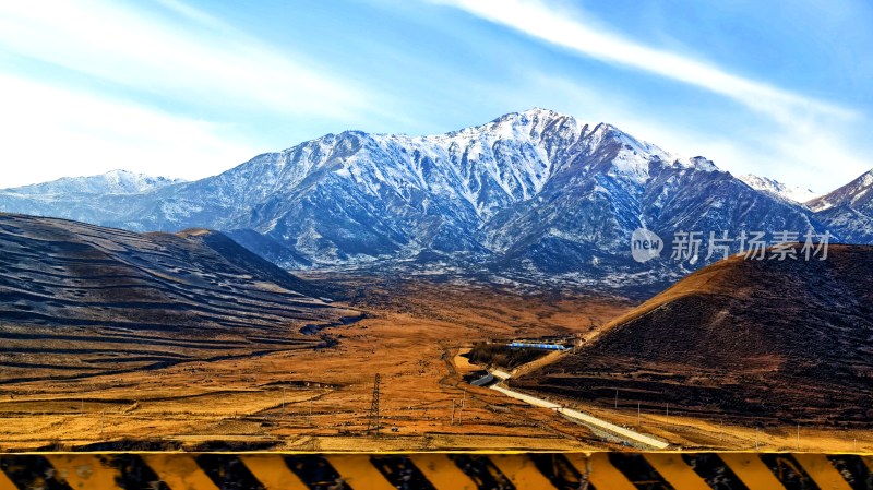 雪山下的开阔山地风景