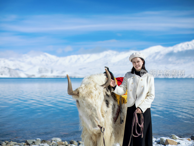 雪山湖泊蓝天白云美女牵着牦牛