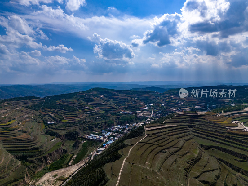 高原农业种植地航拍图