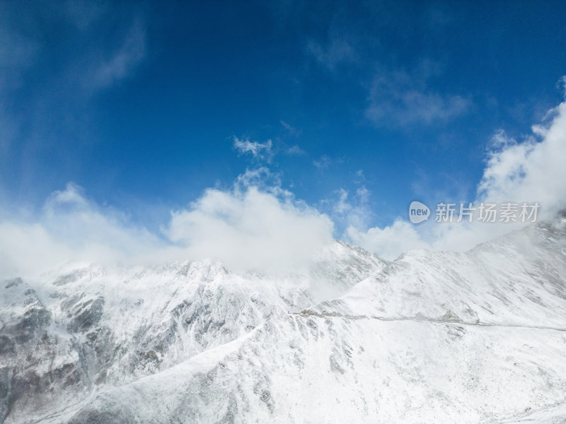 航拍下雪后的川西风光