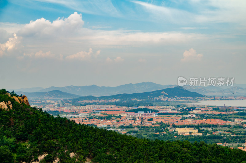 青岛崂山仰口景区，眺望远处的村落