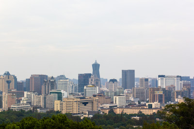 杭州宝石山上拍杭州市区建筑群天际线景观