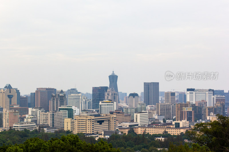 杭州宝石山上拍杭州市区建筑群天际线景观