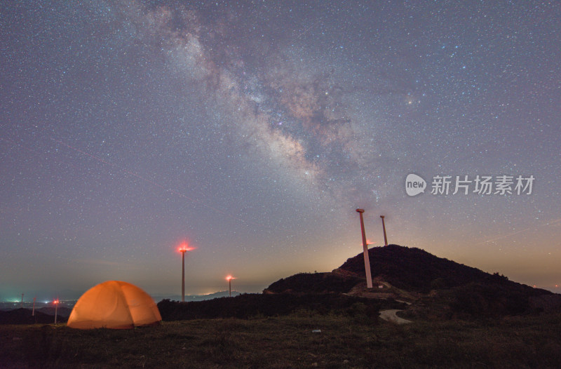 夏季户外高山夜晚风车露营星空