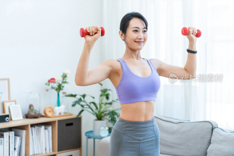 年轻女子在家健身