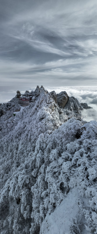 河南老君山清晨雪后云海日出航拍