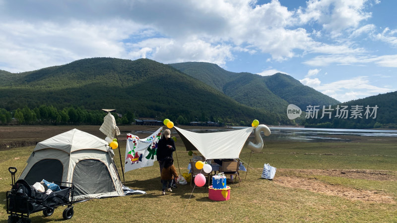 户外草地山林间露营场景