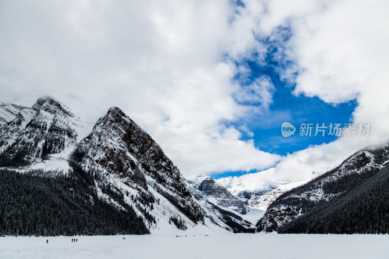 云雾笼罩的雪山