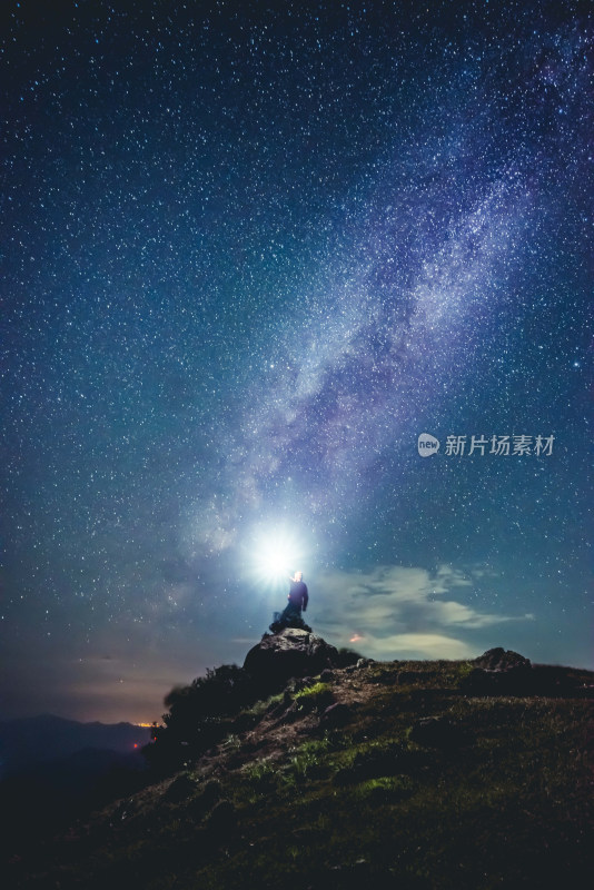 夜晚山顶观星的人