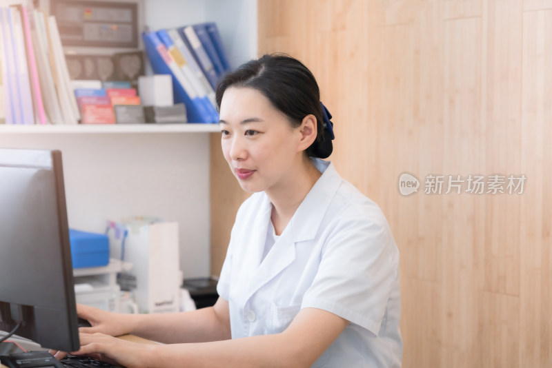 坐在电脑前工作的中国年轻女性医生
