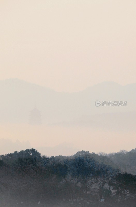 西湖山林雾中远景古塔