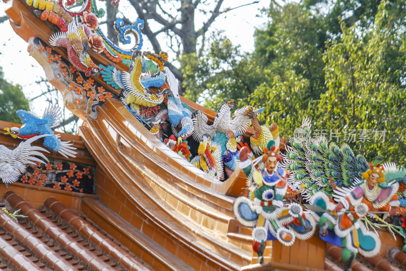 潮汕古建筑屋顶精致嵌瓷雕刻艺术