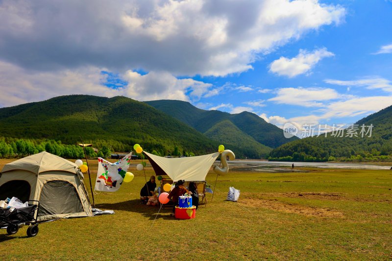 户外草地山林间露营场景