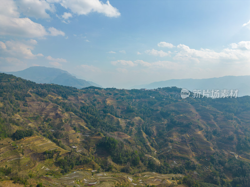 云层下的山峦